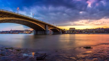 Budapeşte, Macaristan - güzel renkli günbatımı ve alacakaranlıkta Margaret Adası alınan Margaret Köprüsü bulutlara panoramik çekim
