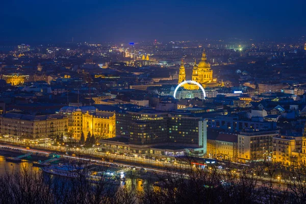 布达佩斯，匈牙利-全景的天际线景观的布达佩斯和照明的圣史蒂芬大教堂和其他的地标在蓝色小时 — 图库照片