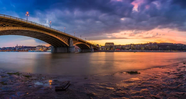 Budapest, Ungheria - Scatto panoramico del bellissimo tramonto colorato e delle nuvole al Ponte Margherita prese dall'Isola Margherita al tramonto — Foto Stock