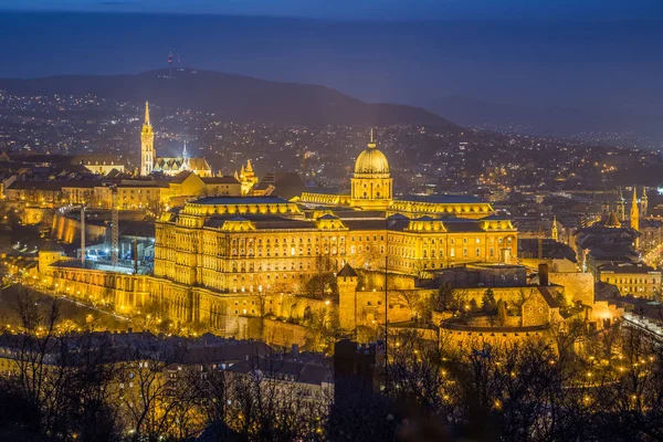 Будапешт, Венгрия - Королевский дворец в Буде с церковью и холмами Буда на заднем плане в синий час — стоковое фото