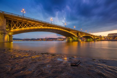 Budapeşte, Macaristan - renkli güzel bir gün batımı ve gün batımında Szechenyi Chain Bridge ve Buda Castle ile arka plan Margaret Adası alındığı Margaret Köprüsü bulutlara
