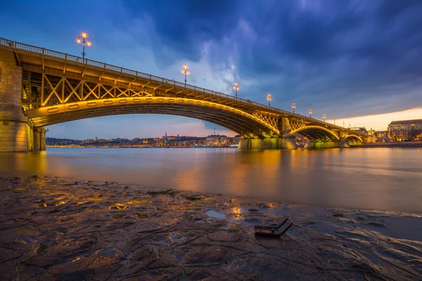 Budapest, Hungría - Un hermoso atardecer colorido y nubes en el Puente Margarita tomado de la Isla Margarita al atardecer con el Puente de la Cadena Szechenyi y el Castillo de Buda al fondo —  Fotos de Stock