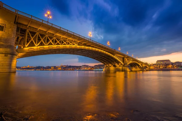 Budapest, Magyarország - színes naplementét és a felhők, a Margit-híd Margit-sziget vett alkonyatkor a Széchenyi Lánchíd és a Budai vár, a háttérben — Stock Fotó