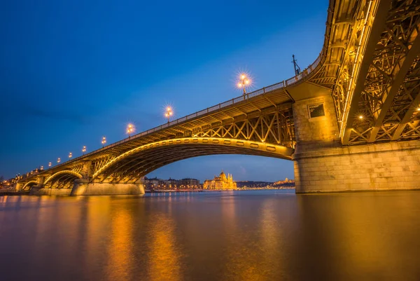 Budapest, Hungría - Hora azul en el hermoso puente iluminado Margaret con el Parlamento de Hungría, Szechenyi Chain Bridge y el Castillo de Buda en el fondo —  Fotos de Stock