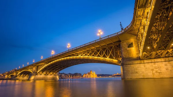 Budapest, Hungría - Hora azul en el hermoso puente iluminado Margaret con el Parlamento de Hungría, Szechenyi Chain Bridge y el Castillo de Buda en el fondo —  Fotos de Stock