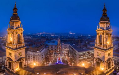 Budapeşte, Macaristan - Budapeşte'den Saint Stephens Basilica panoramik manzarası görünümünü kış zaman Noel pazarı ile mavi saatte