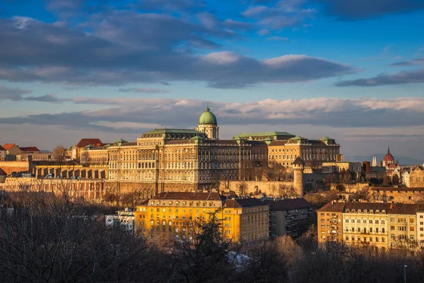 Budapest, ungarisch - panoramischer Blick auf die Skyline der wunderschönen Budaer Burg königlicher Palast mit Parlament von Ungarn bei Sonnenuntergang mit blauem Himmel und Wolken — Stockfoto