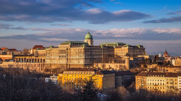 Будапешт, Венгрия - прекрасный вид на королевский дворец Буда с парламентом Венгрии на закате с голубым небом и облаками — стоковое фото