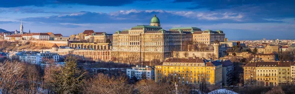 Budapest, ungarisch - ultraweites Panoramabild der Skyline von der schönen Burg Buda Königspalast mit Parlament von Ungarn bei Sonnenuntergang mit blauem Himmel und Wolken — Stockfoto