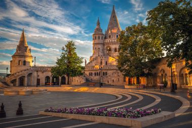 Budapeşte, Macaristan - sabah görünümüyle üst kısmında Buda Hill balıkçı burçlarından güzel ışıkları ve gündoğumu gökyüzüne