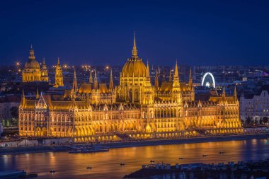 Budapeşte, Macaristan - panoramik manzarası görünümü güzel mavi saatte Macaristan Parlamento ve St Stephens Basilica aydınlatılmış