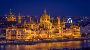 Budapeşte, Macaristan - panoramik manzarası görünümü güzel mavi saatte Macaristan Parlamento ve St Stephens Basilica aydınlatılmış