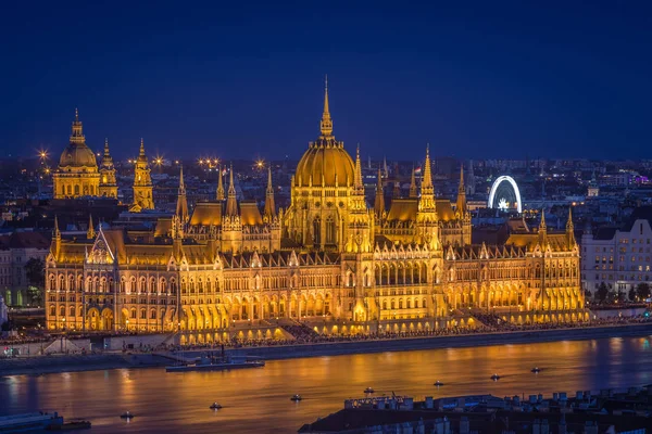 Будапешт, Венгрия - прекрасный вид на освещенный парламент Венгрии и собор Святого Стефана в синий час — стоковое фото