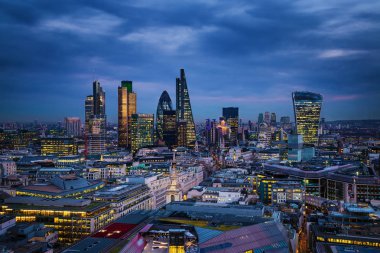 Londra, İngiltere - banka Londra bölge panoramik manzarası görünümüyle Canary Wharf gökdelenler arka plan mavi bir saatte