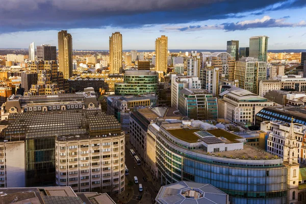 London, England - antenn stadssilhuetten av det bank i London och vakttorn på gloden timme med blå himmel och moln — Stockfoto