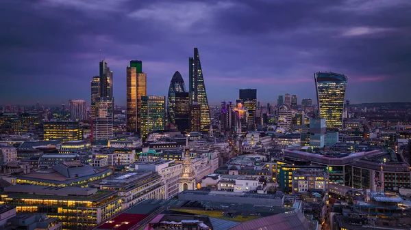 London, England - panoramautsikt över stadssilhuetten av Bank i London med skyskraporna i Canary Wharf på bakgrunden på blå timmen — Stockfoto