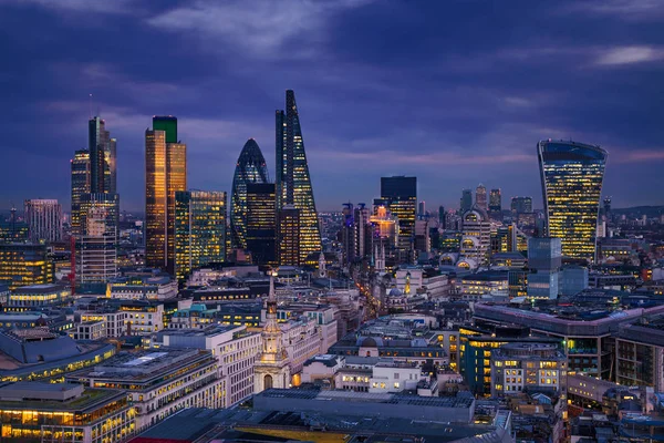 Londra, İngiltere - banka Londra bölge panoramik manzarası görünümüyle Canary Wharf gökdelenler arka plan mavi bir saatte