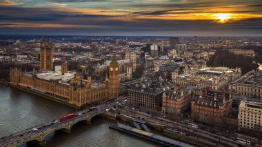 Londra, İngiltere - günbatımı hava manzarası manzaraya Big Ben ve Parlamento, kırmızı Çift katlı otobüs ile Westminster Bridge, St Margaret's Kilisesi, St James's Park ve Buckingham Sarayı