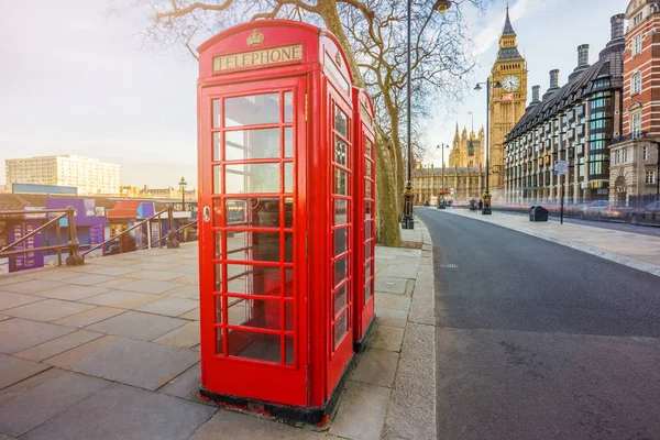 Londres, Inglaterra - teléfono rojo tradicional británico en Victoria Embankment con Big Ben en segundo plano —  Fotos de Stock