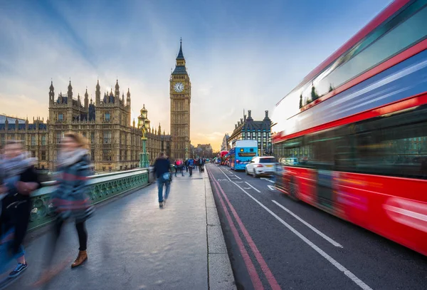 Londres, Angleterre - L'emblématique Big Ben et les chambres du Parlement avec le célèbre bus rouge à deux étages et les touristes en mouvement sur le pont de Westminster au coucher du soleil — Photo