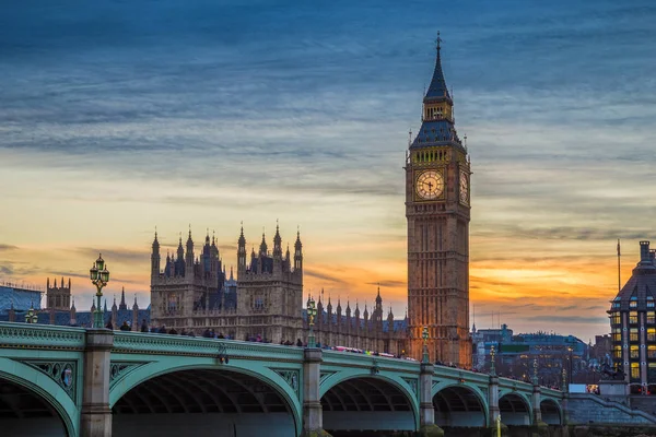 Λονδίνο, Αγγλία - το θρυλικό Big Ben, σπίτια της Βουλής και Westminster bridge στο ηλιοβασίλεμα με όμορφο ουρανό — Φωτογραφία Αρχείου