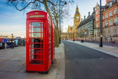 Big Ben ile Victoria Dolgu kutusunu arka plan, London, İngiltere - geleneksel eski İngiliz kırmızı telefon 