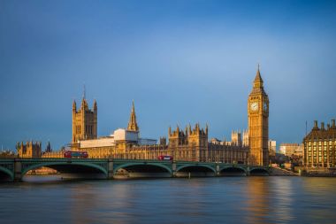 Londra, İngiltere - gündoğumu, Big Ben'e ve Parlamento ile Westminster Bridge üzerinde geleneksel kırmızı Çift katlı otobüs