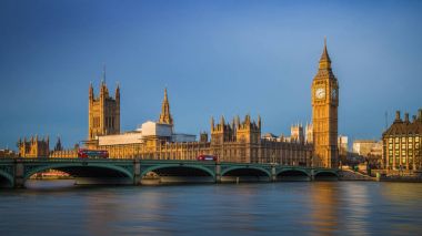 Londra, İngiltere - gündoğumu, Big Ben'e ve Parlamento ile Westminster Bridge üzerinde geleneksel kırmızı Çift katlı otobüs