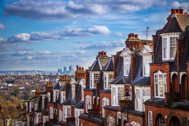 Londra, İngiltere - Londra görünümünü panoramik manzarası ve Canary Wharf gökdelenler ile geleneksel İngiliz tuğla evler