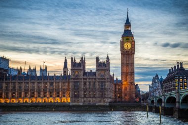 Londra, İngiltere - ünlü Big Ben, Parlamento ve Westminster Bridge alacakaranlıkta