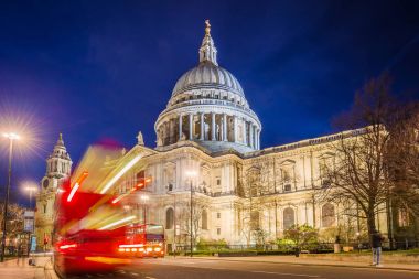 Londra, İngiltere - Saint Paul Katedrali ile ünlü eski kırmızı Çift katlı otobüs gece yolda 