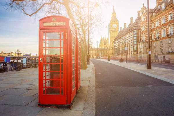 London, Anglia - hagyományos régi brit piros telefon doboz Victoria Embankment a Big Ben háttér — Stock Fotó
