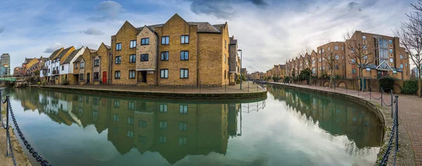 Londres, Inglaterra - Vista panorâmica do Canal Ornamental em St Katharine 's & Wapping — Fotografia de Stock