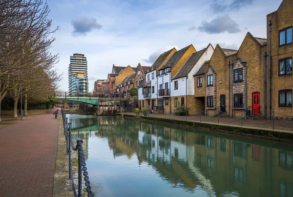 Londen, Engeland - versiering Canal op de St Katharine & Wapping — Stockfoto