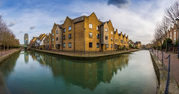 Londen, Engeland - panoramisch uitzicht op het kanaal van de versiering op St Katharine de & Wapping — Stockfoto