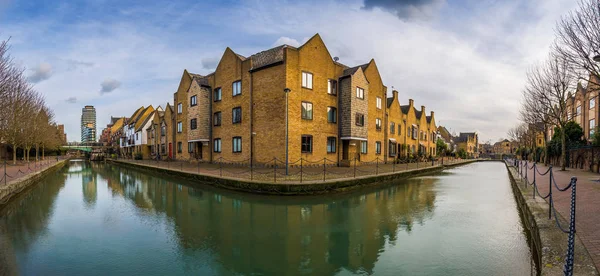 London, Anglia - panorámás kilátás nyílik a díszes Canal St Katharine barátait & Wapping — Stock Fotó