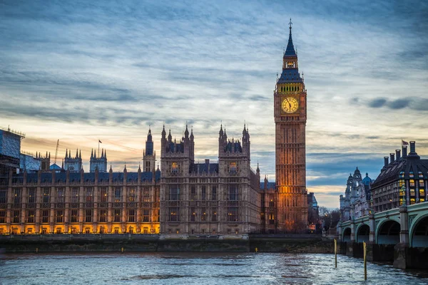 Londra, İngiltere - ünlü Big Ben, Parlamento ve Westminster Bridge alacakaranlıkta