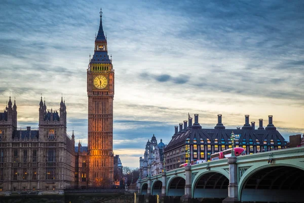 Λονδίνο, Αγγλία - το περίφημο Big Ben και τα σπίτια του Κοινοβουλίου με εικονική κόκκινο double decker λεωφορεία στο Westminster Bridge σούρουπο — Φωτογραφία Αρχείου
