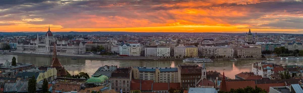 Budapeszt, Węgry - panoramiczny widok na Budapeszt z Parlamentu Węgier i piękny złoty wschód słońca z Buda Hill — Zdjęcie stockowe