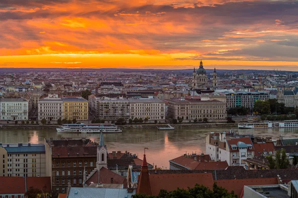Budapest, Hongarije - skyline van het panoramisch uitzicht op Boedapest met het Parlement van Hongarije en een prachtige gouden zonsopgang genomen vanaf de heuvel van Boeda — Stockfoto