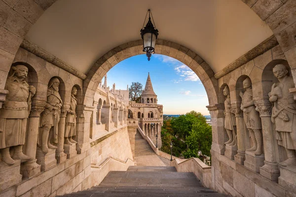 Budapest, Hongarije - de hoeders van het beroemde Vissers Bastion op de heuvel van Boeda in de ochtend — Stockfoto