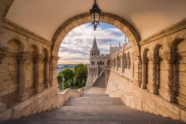 Budapest, Hungría - Puerta norte del famoso Bastión de Pescadores en una mañana de verano — Foto de Stock