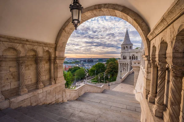 Будапешт, Венгрия - Северные ворота знаменитого Фишмана Бастиона рано утром — стоковое фото