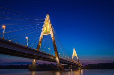 Budapeşte, Macaristan - river Danube mavi saatte renkli açık gökyüzü ile ışıklı Megyeri köprüden
