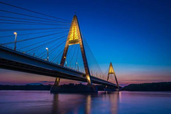 Budapest, ungarisch - die beleuchtete Megyeri-Brücke über die Donau zur blauen Stunde mit buntem klaren Himmel — Stockfoto