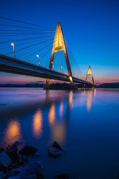 Budapest, ungarisch - die beleuchtete Megyeri-Brücke über die Donau zur blauen Stunde mit buntem klaren Himmel — Stockfoto