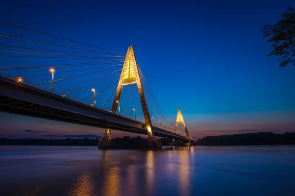 Budapest, ungarisch - die beleuchtete Megyeri-Brücke über die Donau zur blauen Stunde mit buntem klaren Himmel — Stockfoto