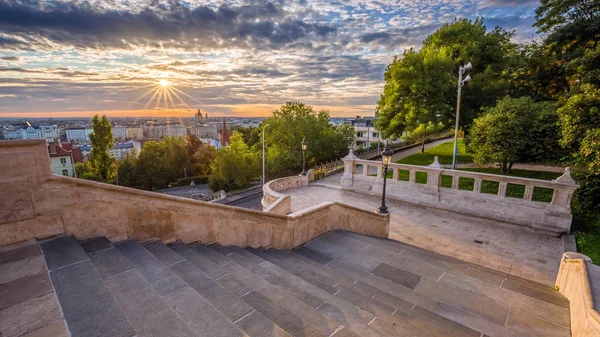 Budapest, Hongrie - Escalier du célèbre Bastion des pêcheurs par une belle matinée ensoleillée avec des rayons de soleil et un ciel nuageux agréable — Photo