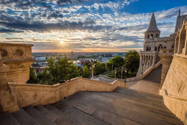 Budapest, Hungría - Escalera del famoso Bastión de Pescadores en una hermosa mañana soleada con rayos de sol y un bonito cielo nublado — Foto de Stock