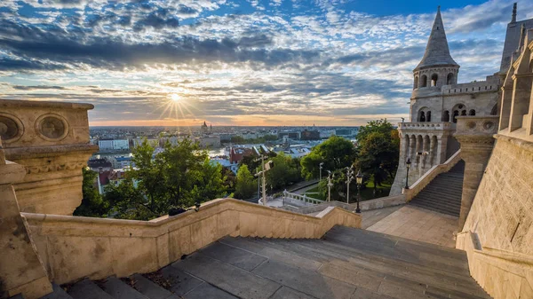 Budapest, Hungría - Escalera del famoso Bastión de Pescadores en una hermosa mañana soleada con rayos de sol y un bonito cielo nublado — Foto de Stock